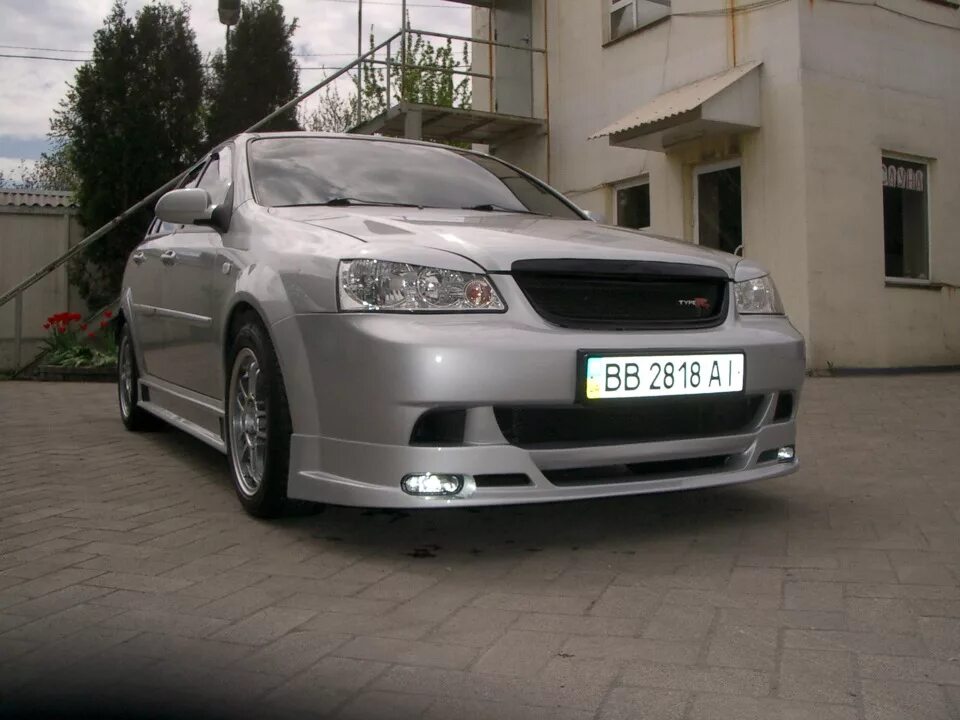 Chevrolet Lacetti обвес. Chevrolet Lacetti седан в обвесе. Тюнингованные Шевроле Лачетти седан. Chevrolet Lacetti 2008 юбка переднего бампера. Тюнинг бамперов шевроле