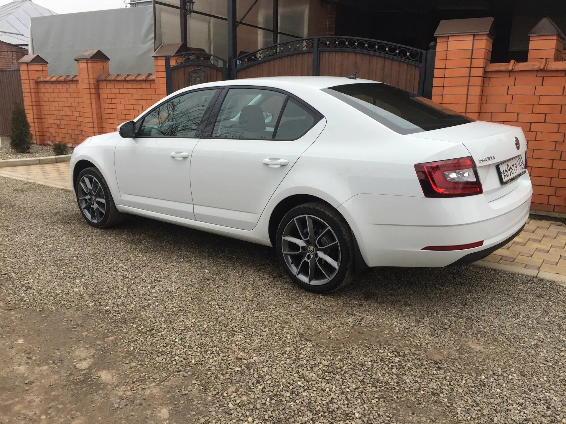 Диски на skoda octavia. Gemini r18 Skoda Octavia a7. Skoda Octavia a7 белая r17. Skoda Octavia a7 белая r18.