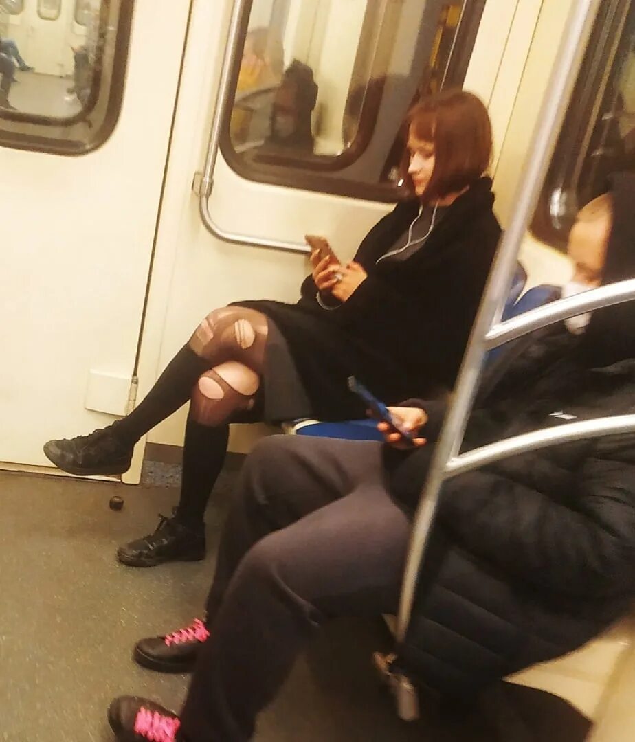 Фотосессия в метро. Красивые попы в общественном транспорте. Трусь в метро. Случайные люди в метро. Трусь в метро.
