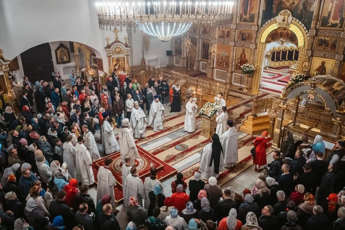 Богослужения в св. Пасха храм. Пасхальная служба. Пасхальное богослужение в храме.