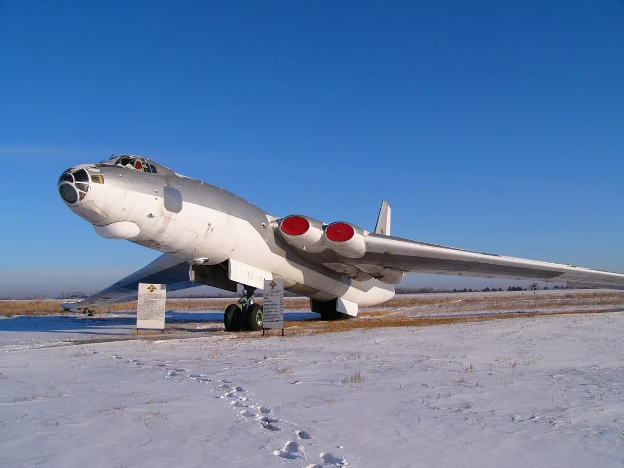 Самолет 4 россии. Самолёт м-4 Мясищева. Стратегический бомбардировщик Мясищева м-4. Самолет Мясищев м4. Самолет м4 Бизон.