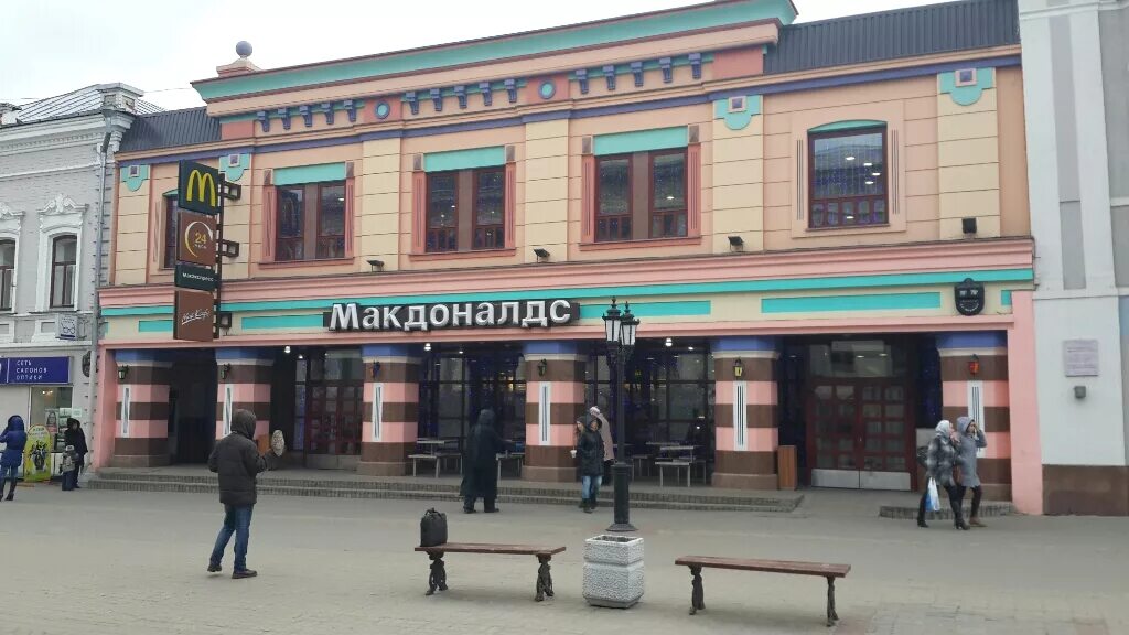 В Тюмени на Цветном бульваре открылся ресторан "Вкусно и точка". Фото nashgorod.