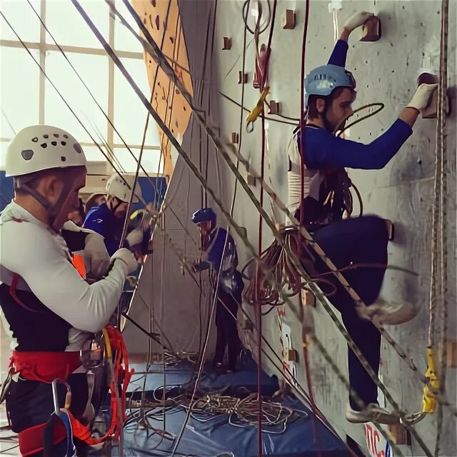 Спортивный туризм воронеж. Дистанция 2 класса по спортивному туризму в зале. Команда для странника. Команда для странника. Поход подростков.