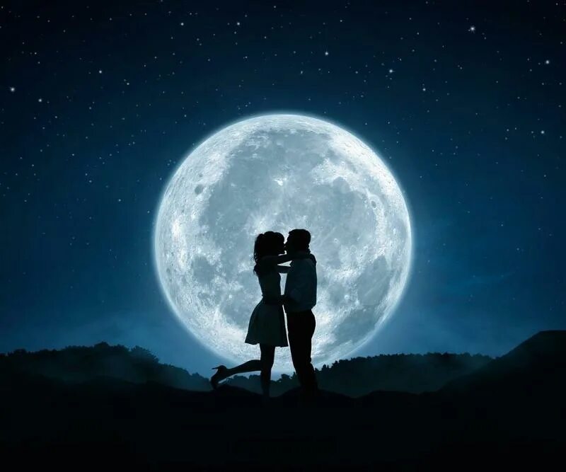 Прогулка под луной. Человек под луной. Пара на фоне Луны. Ночь Луна романтика.