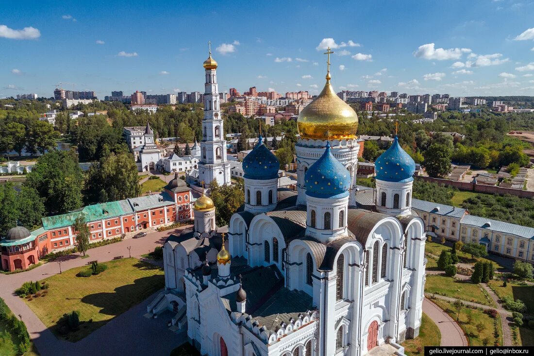 Николо Угрешский монастырь с высоты птичьего полета. Город Дзержинский с высоты птичьего полета Московская область. Дзержинский Московская область с высоты птичьего полета. Россия Московская область.