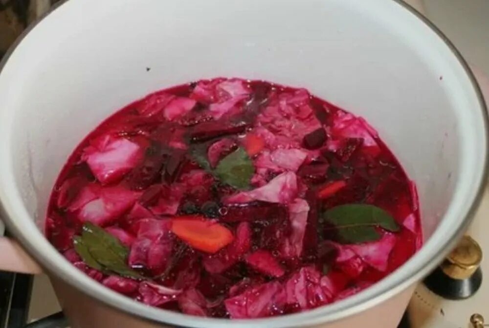 Капуста со свеклой маринованная и чесноком кусками. Капуста со свеклой. Капуста со свёклой и чесноком. Маринованная капуста со свеклой. Квашеная капуста со свеклой.