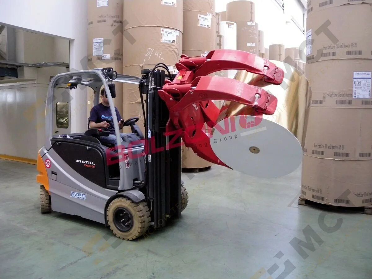 Навесное оборудование для вилочного погрузчика тойота. Вилочный погрузчика для стальных рулонов 13т. Погрузчик тойота с захватом для рулонов бумаги. Тсм погрузчик с киповым захватом. Автопогрузчик с захватом.