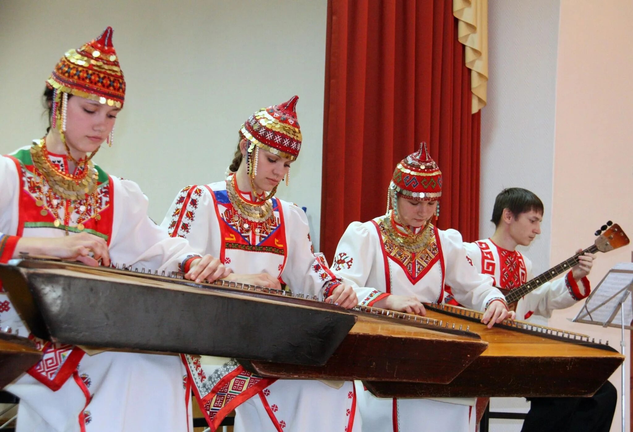 Национальные песни народов. Чуваши песенный фольклор. Чувашский народный ансамбль. Кесле Чувашский музыкальный инструмент. Кесле Чувашский народный музыкальный инструмент.