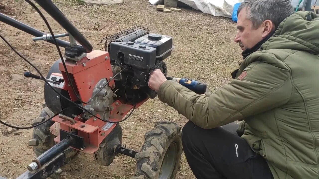 Не заводится мотоблок после зимы. Заводка мотоблока. Заводка мотоблока электродвигателем. Заводка дизельного мотоблока. Завести мотоблок.