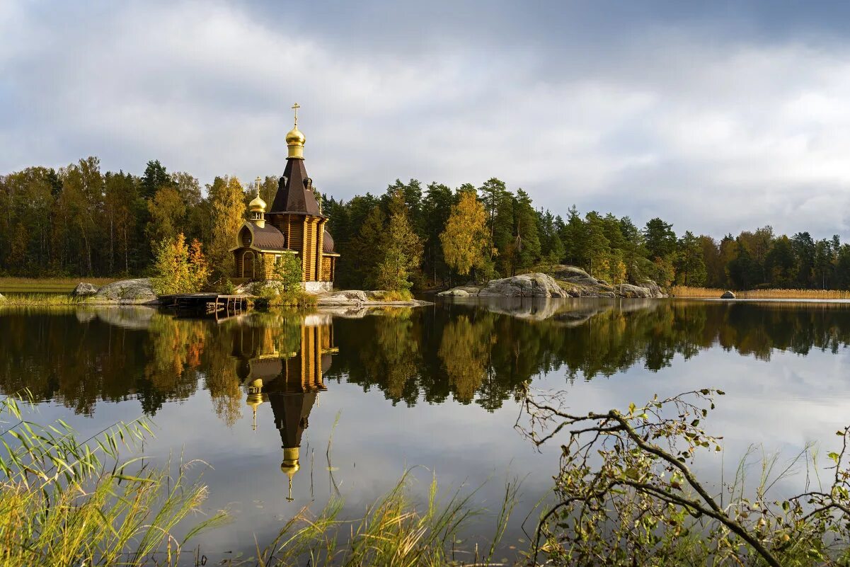 Карелия храм Андрея Первозванного. Храм Андрея Первозванного на реке Вуокса. Озеро Вуокса Приозерск Церковь. Река Вуокса Ленинградской.