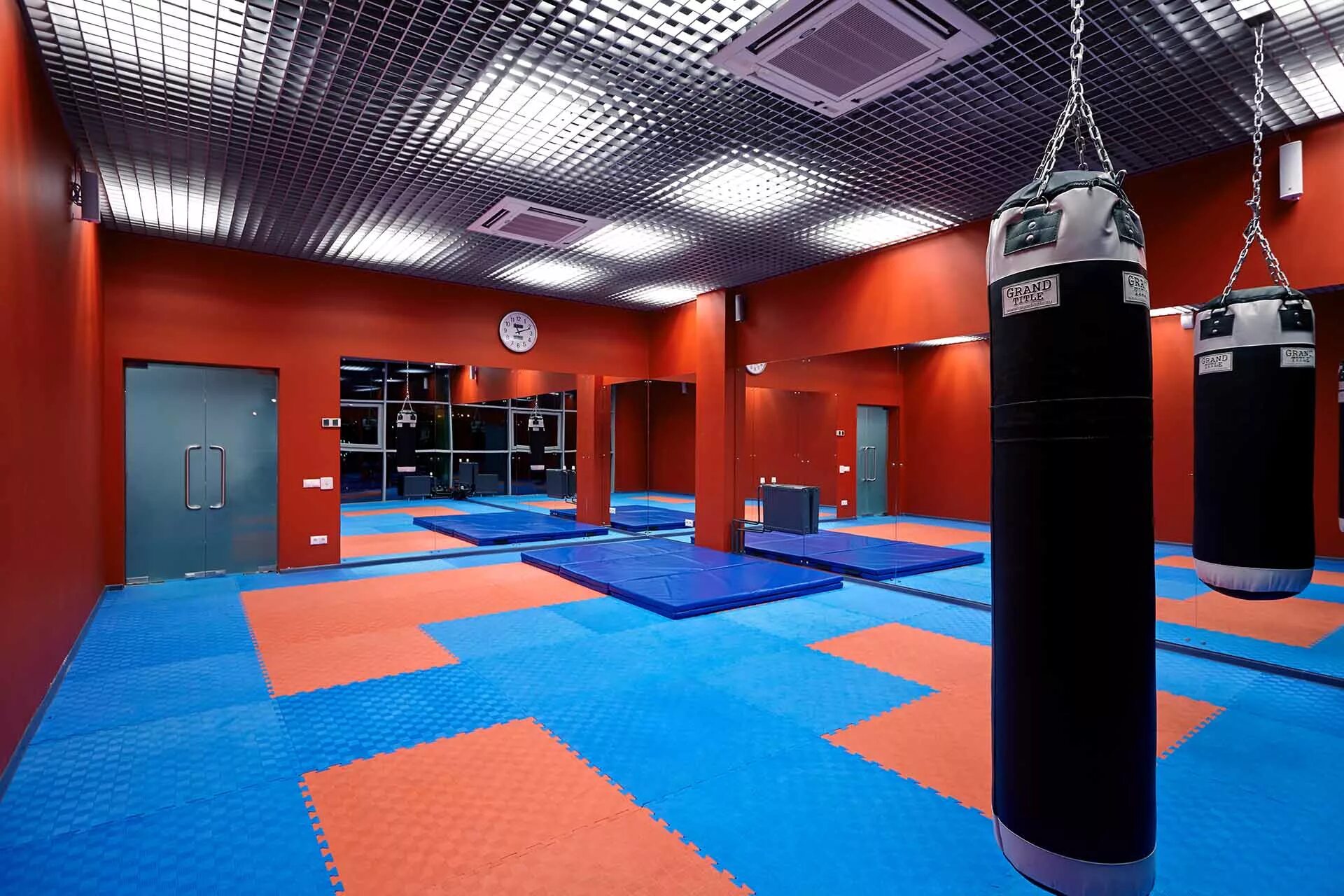 бесплатный зал для тренировок. зал для тренировок. гороховая 47 backyard. спортзал. зона функционального тренинга.