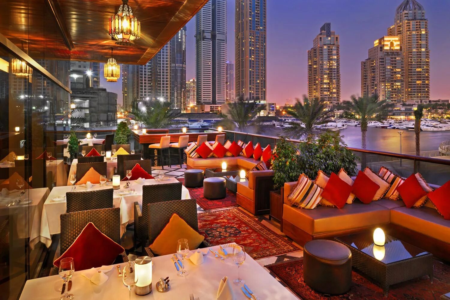 Ресторан с видом дубай. Ресторан отель Дубай Hotel Dubai Marina. Ресторан Селяви Дубай. CELAVI ресторан Дубай.