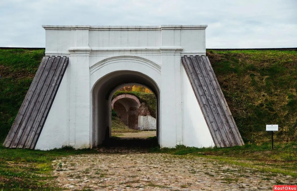 Крепость великие луки. Великолукская крепость Великие Луки. Великие Луки крепость ворота. Великолукская крепость Великие Луки достопримечательности. Крепостные ворота Великие Луки.