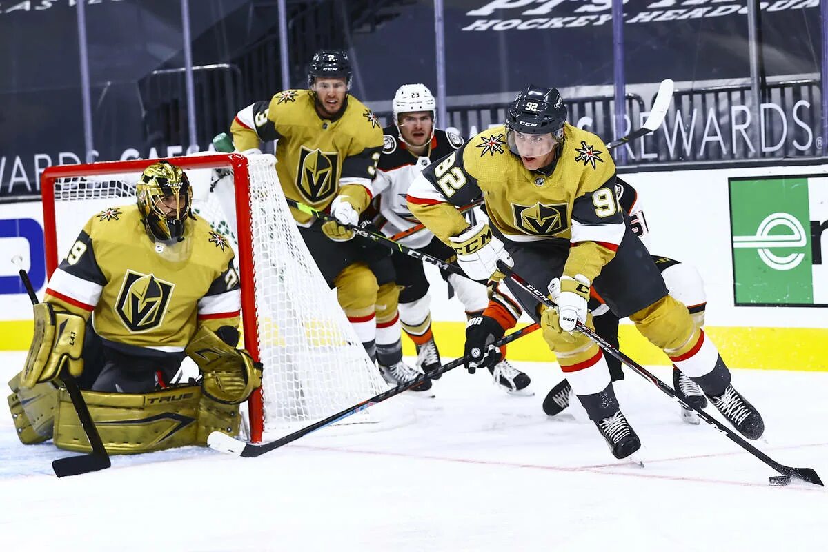 Вегас анахайм. Вегас голден найтс форма. голден найтс арена. vegas golden knights. джерси vegas golden knights.