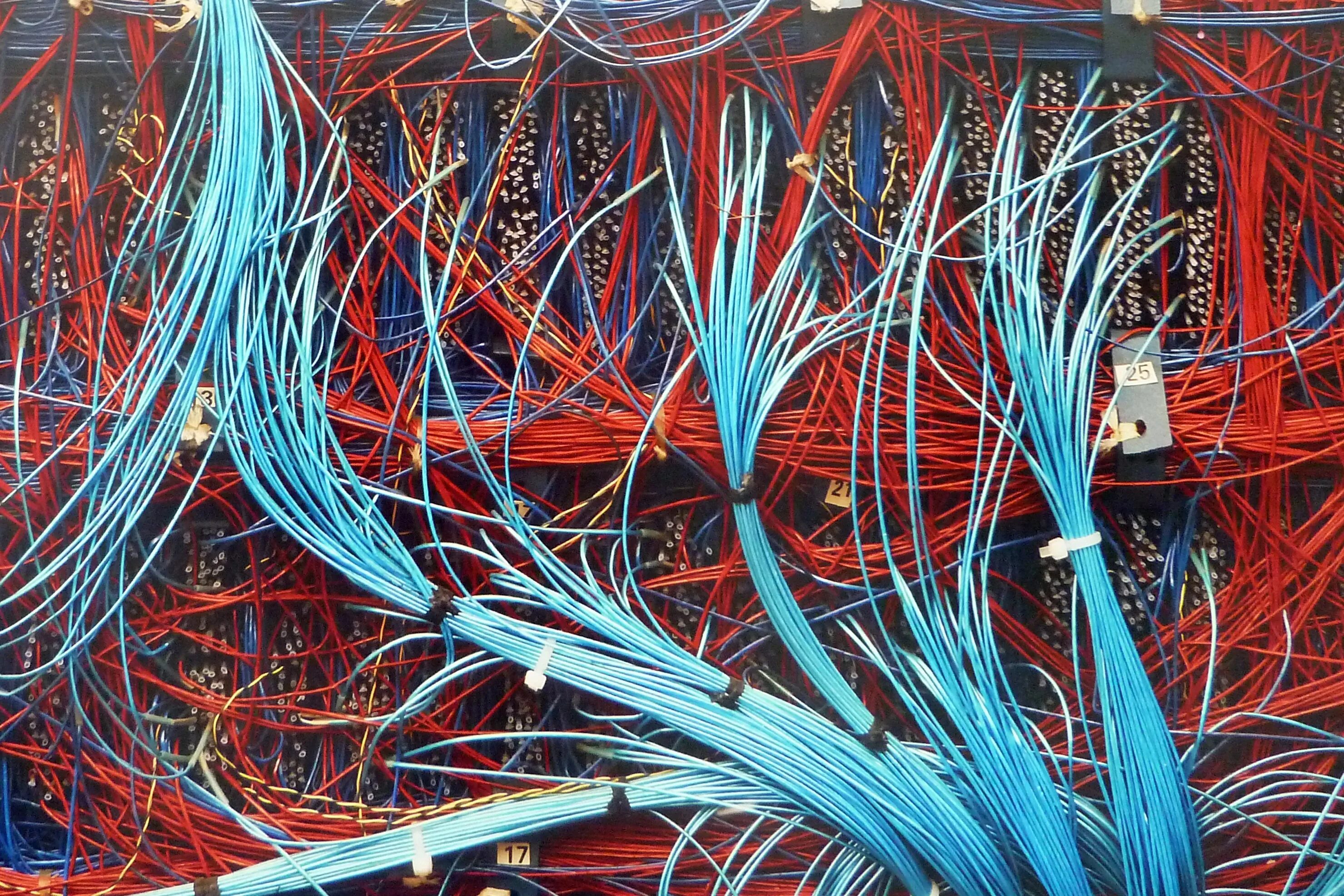 Кабельные сети интернет. Запутанные провода. Куча проводов. Разноцветные провода. Много проводов.