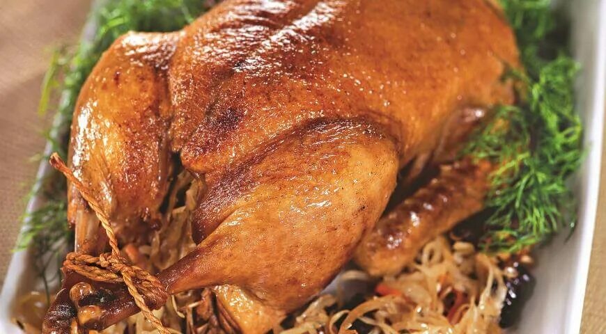 Утка с капустой и яблоками. Утка фаршированная капустой. утка фаршированная квашеной капустой в духовке. утка запеченная с капустой. жареный гусь с капустой.
