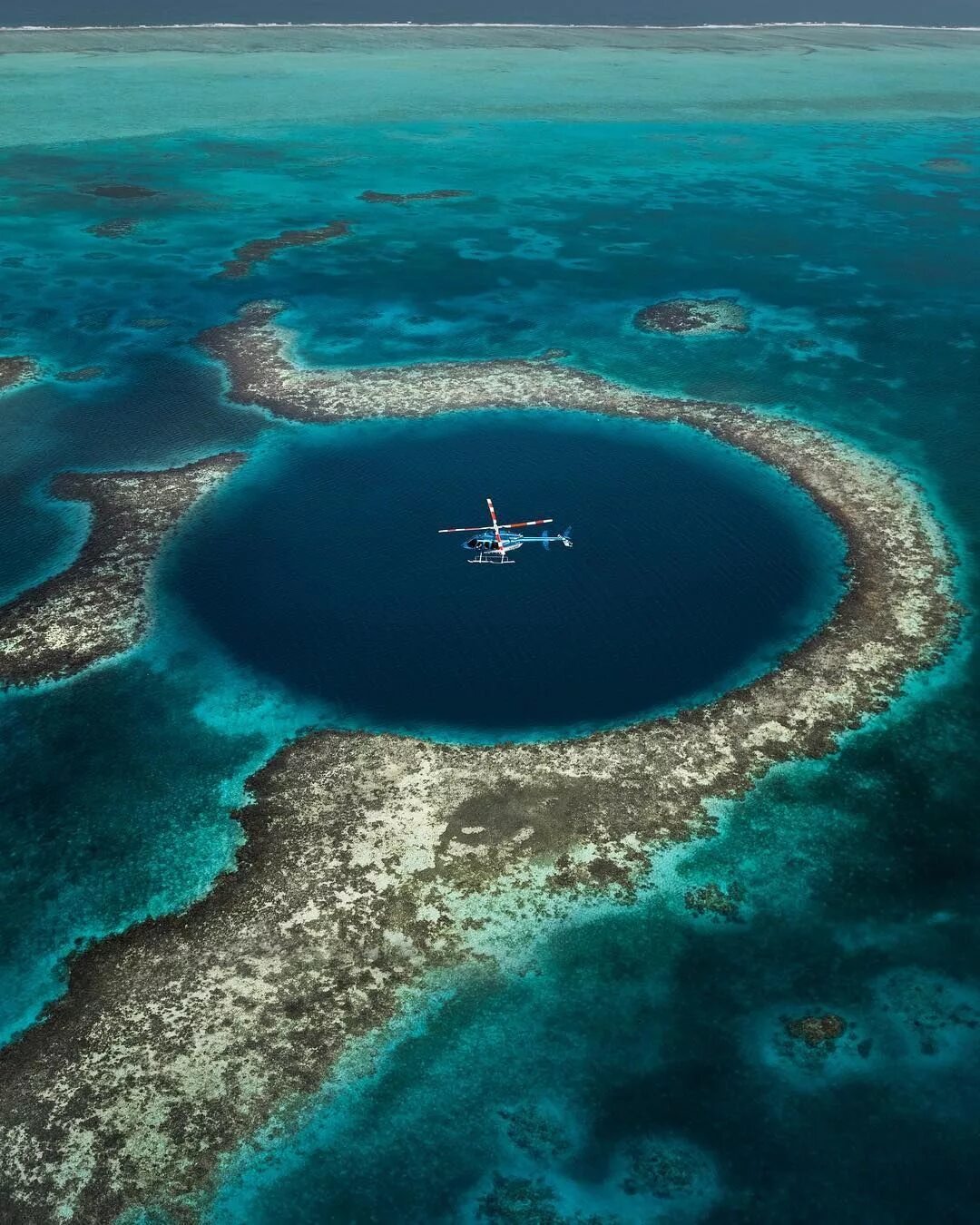 Самое большое море на земле. Большая голубая дыра, Лайтхаус-риф. Юкатан полуостров большая голубая дыра. Белизский Барьерный риф Белиз. Голубая дыра Дина Багамские острова.