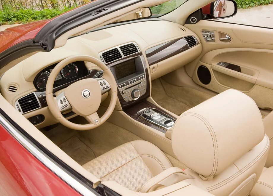 Белый салон в авто. Салон jaguar xkr 2008. jaguar xk 2008 салон. jaguar xk 2005 салон. jaguar xkr салон.