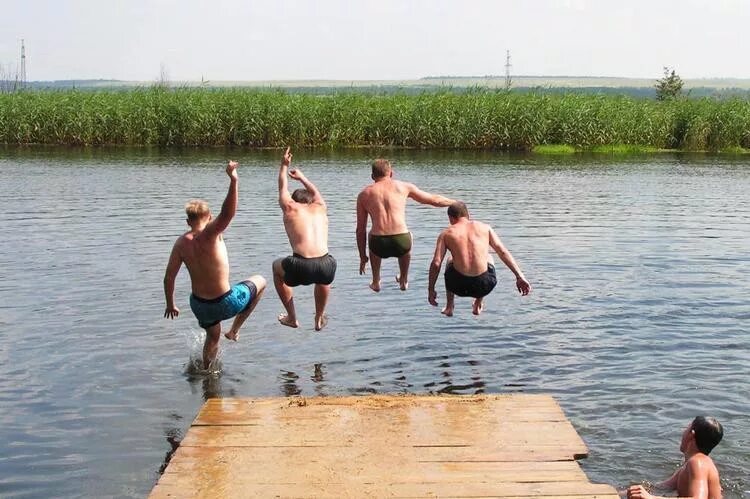 Купаться в реке видео. Купание на речке. Друзья купаются в речке. Друзья на речке. Купаться с друзьями.