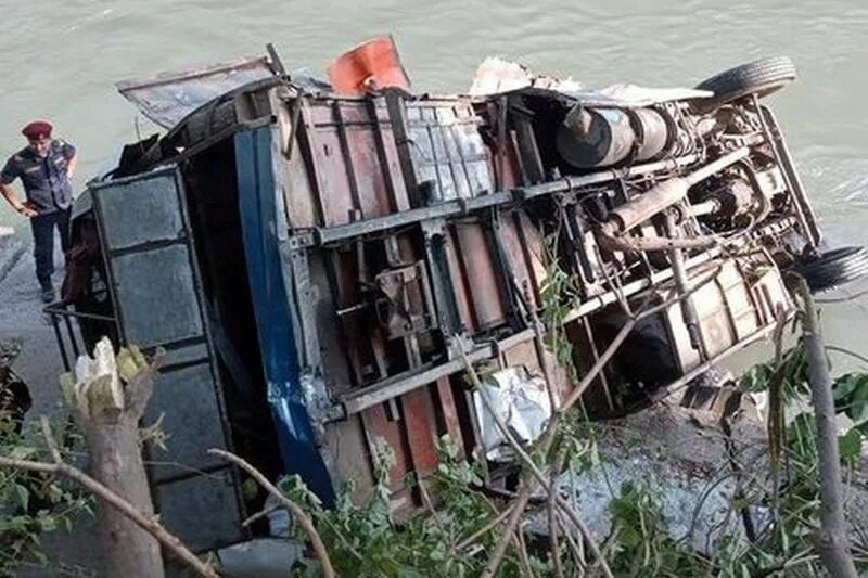 Avtobus upal w reku. Новости про автобус упавший в воду. Автомцс упал в реку. Новости про автобус упавший в воду. Автобус на мосту.