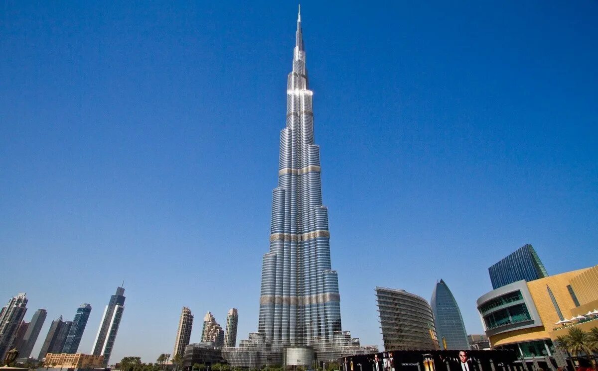 Самая высокая средний. Бурдж-Халифа Дубай. Башня Бурдж Халифа в Дубае. Здание Бурдж Халифа. Башня БУШХАЛИФА В Дубае.