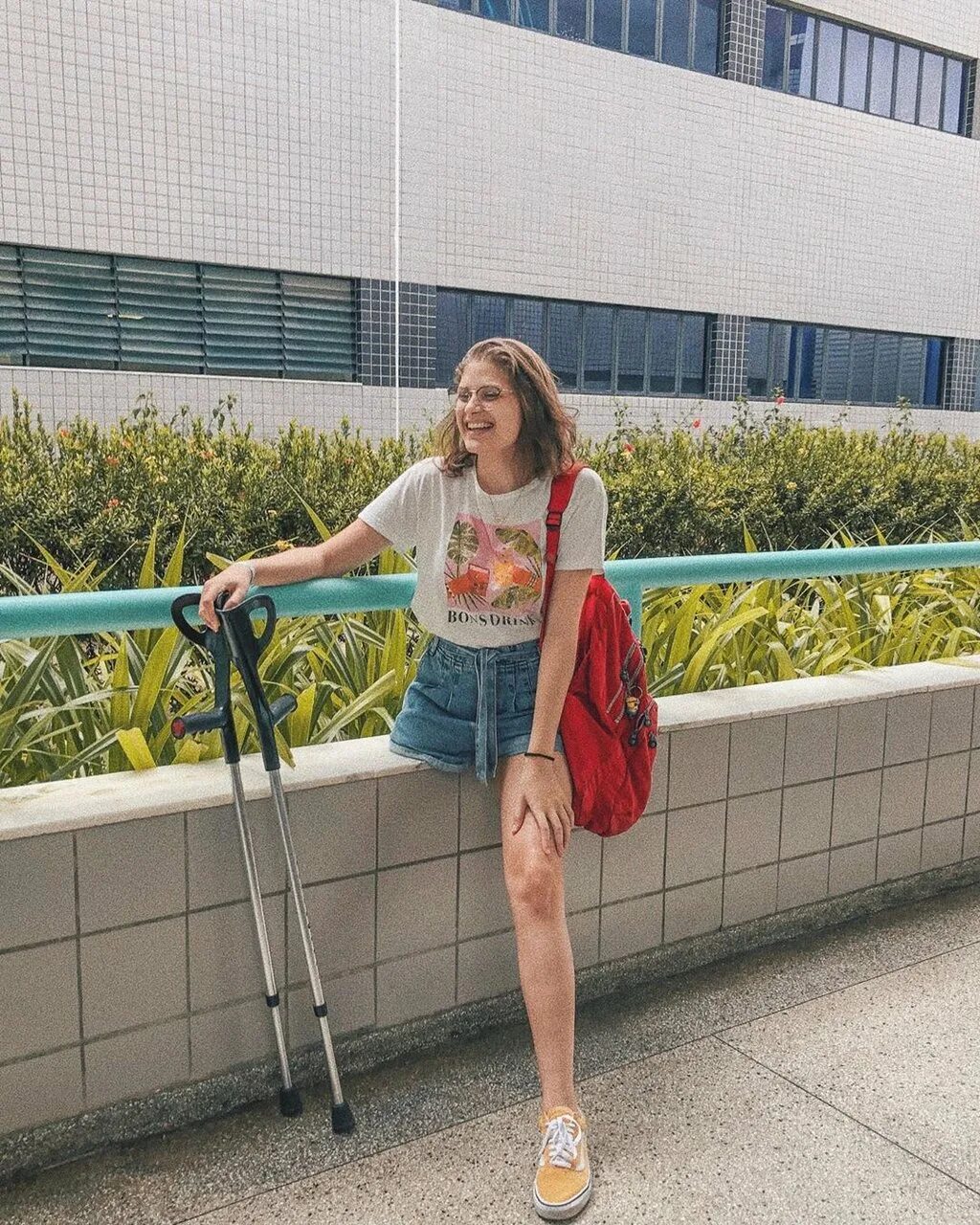 Лилия никон ампути. Девочки инвалиды на костылях. Женщина без ноги на костылях. Amputee woman татьяна киселева. Девочка без ног и без рук.