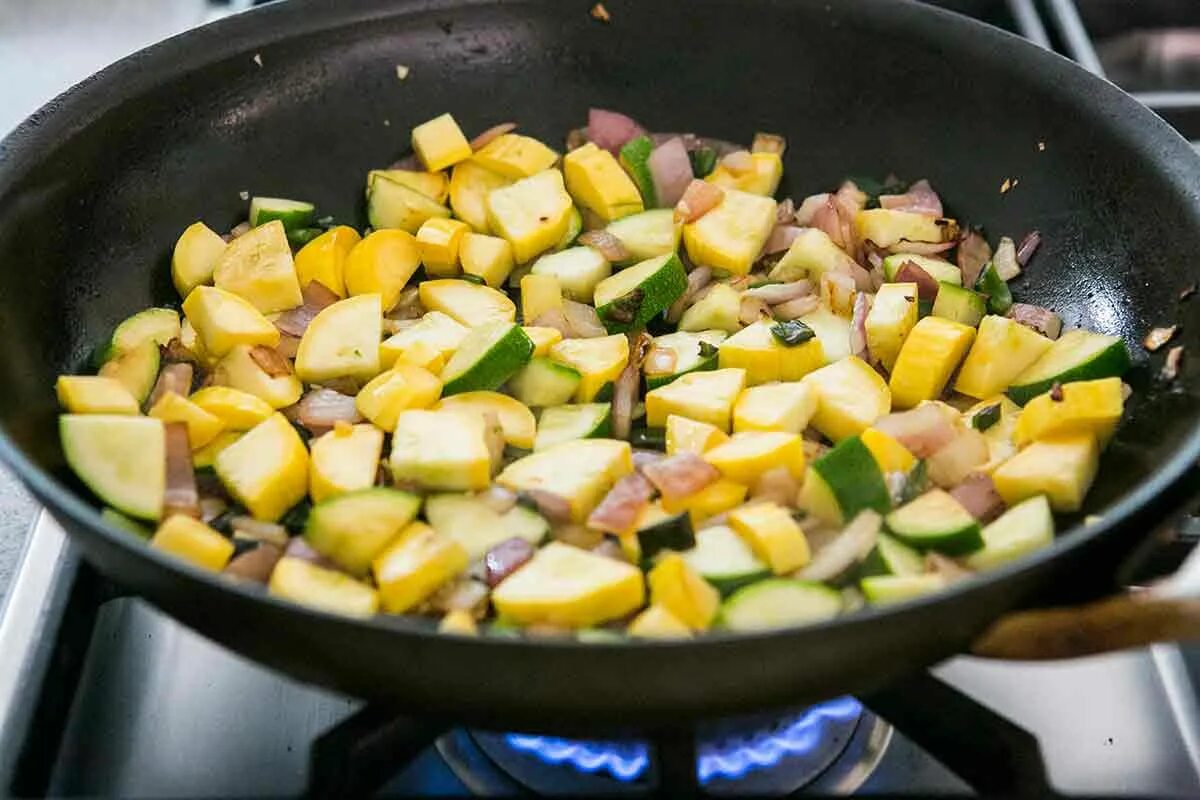 Кабачки на сковороде. Кабачки на сковороде вкусно. Цукини на сковороде. Самые вкусные кабачки на сковороде. Что можно готовить на сковороде