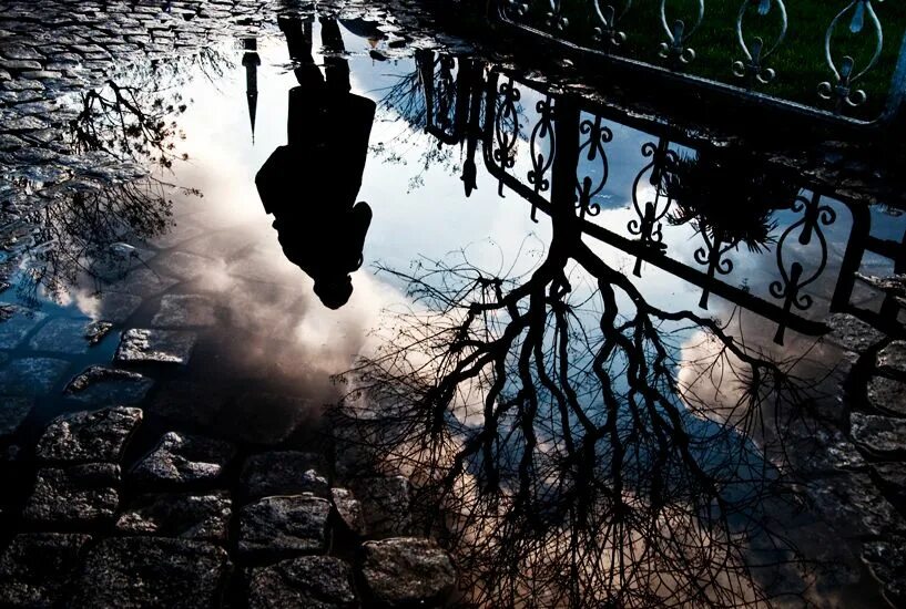 Отражение 10 11. Отражение в воде. отражение в воде мистика. отражение в отражении. отражение человека в воде.