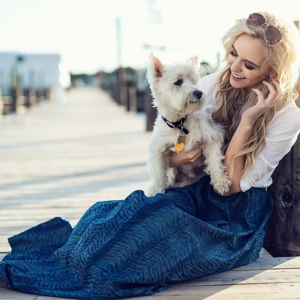 Блондинка с собачкой. Blond dog. Животные в париках. Девушка с собачкой. Доберман с хозяином.