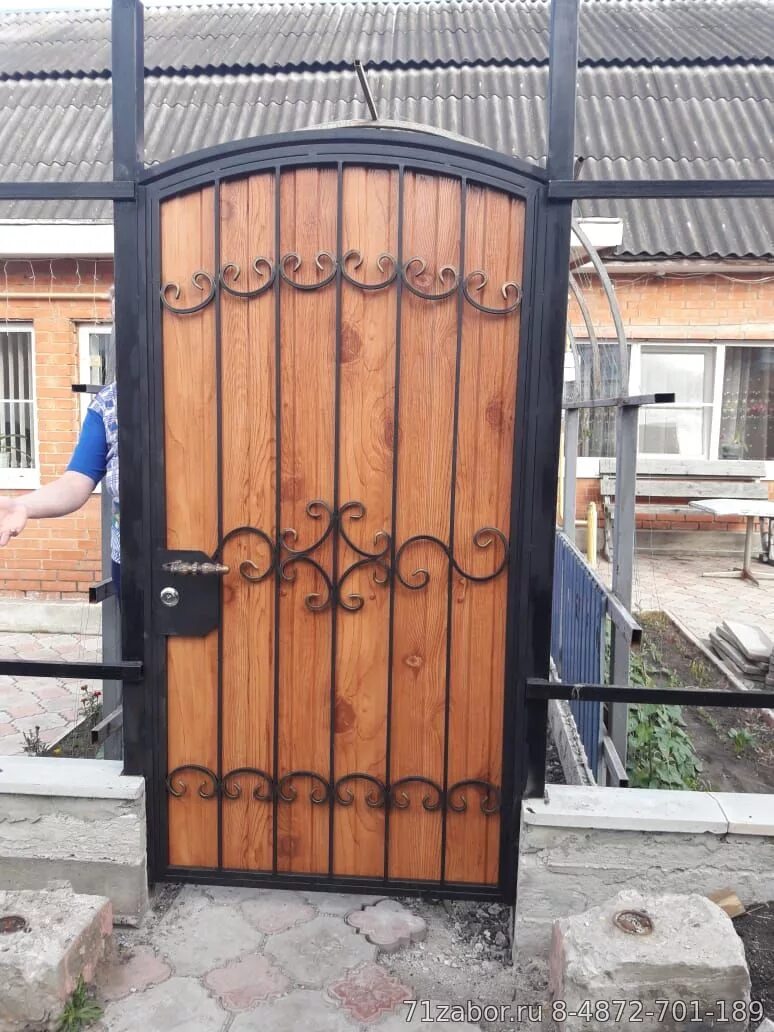 необычные деревянные калитки. входные ворота в частном доме. железная калитка для забора. деревянные ворота с калиткой. ворота металлические.