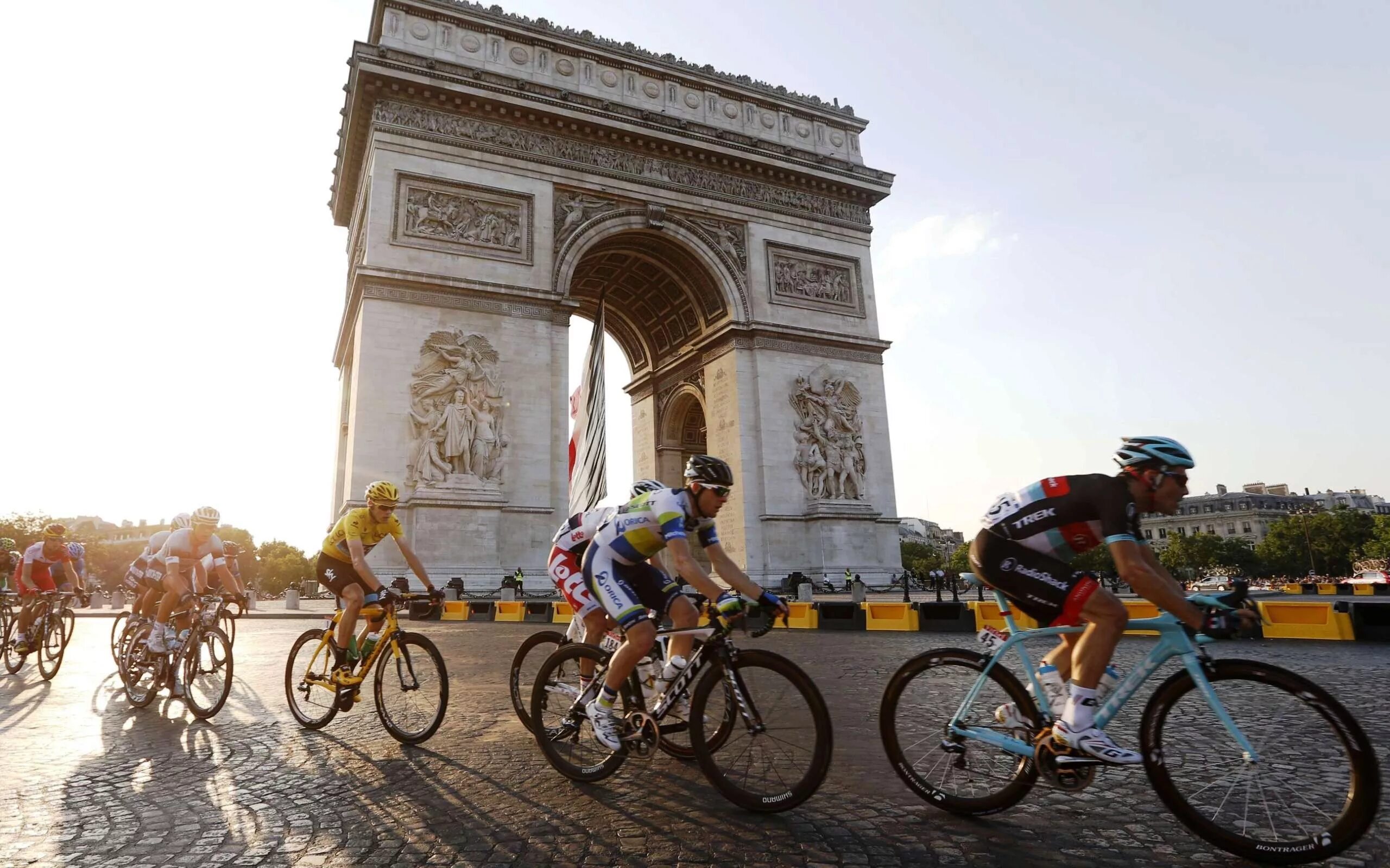 Велотигр. Тур де Франс в Париже фото. Триумфальная арка в тур де Франсе. Tour de France велогонщики. Велоспорт спорт Франция.