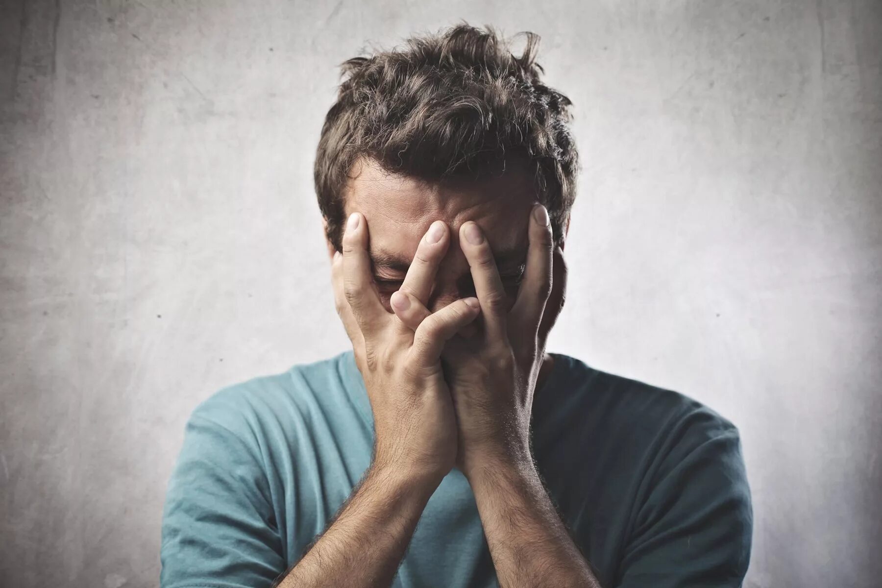 Головная боль. Душевные переживания. Нервно-психическое расстройство симптомы. Закрывает лицо руками. Жанна гарданова, врач-психиатр.