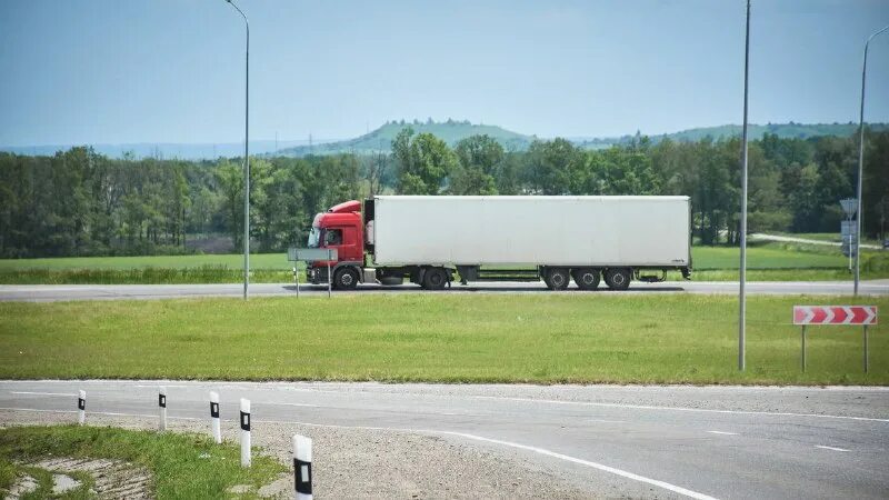 фура на подъеме. ставрополь фуры. перевернутая фура на дороге. грузовики на федеральной трассе. грузовик с зерном перевернулся киров.