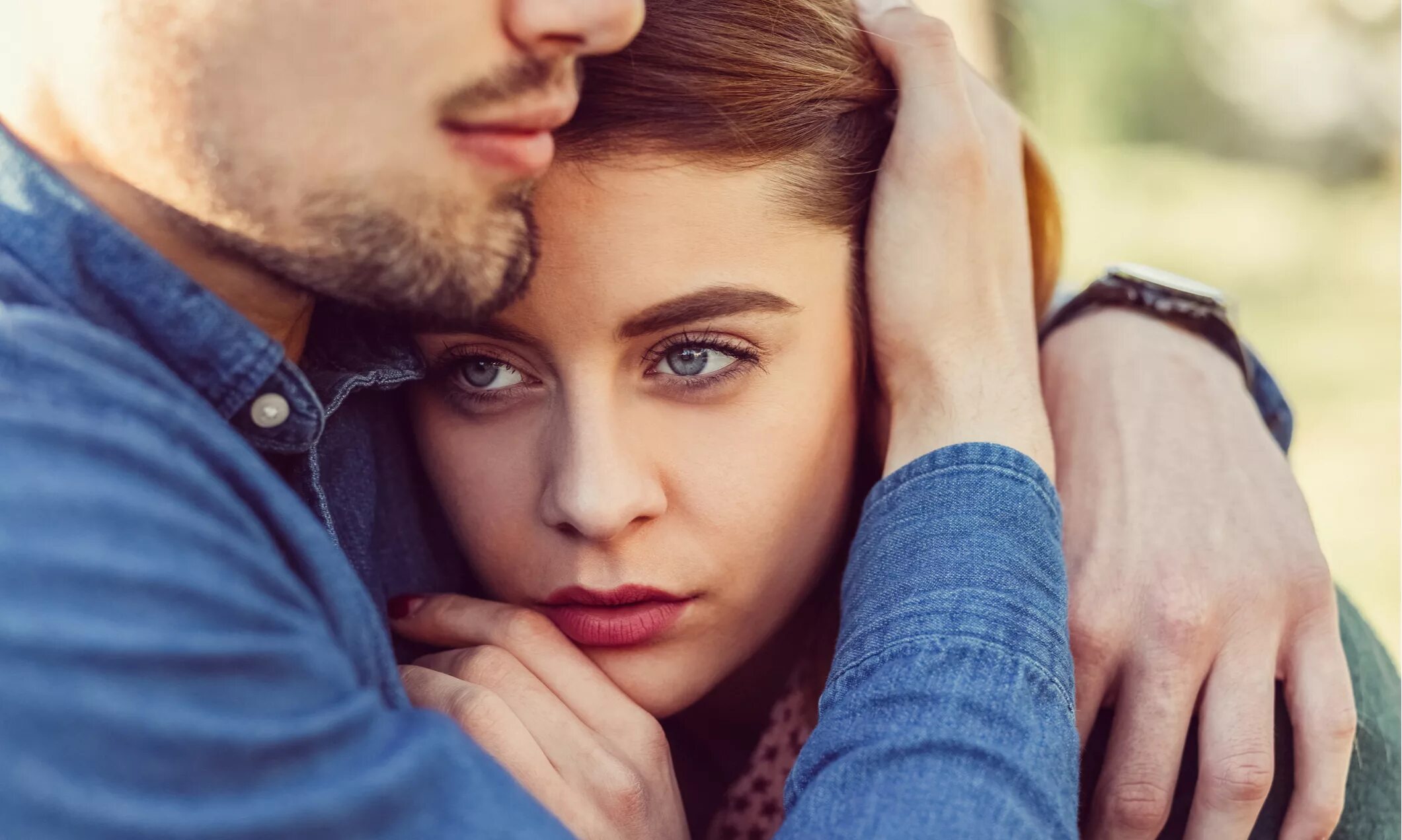 Кто меня не любит мне даром не нужен. Обнимашки людей. Успокаивает мужа. Тем кто меня не любит успокойтесь вы мне тоже нафиг не нужны. Любящего успокоить.