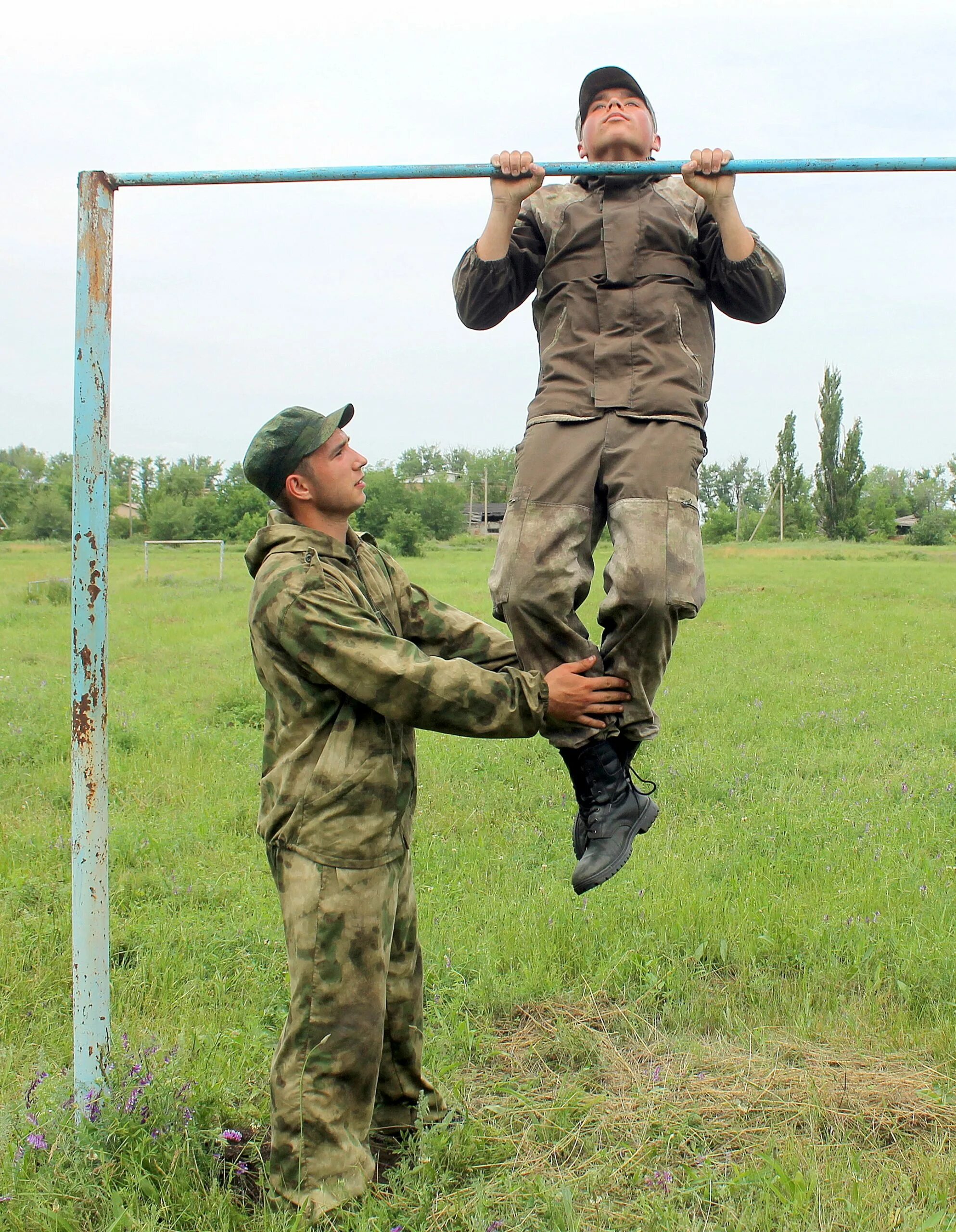 Когда начинаются военные сборы в 2024 году. Военно полевые сборы. Полоса препятствий армейская. Физическая подготовка в армии. Военно полевые сборы для школьников 10 классов.