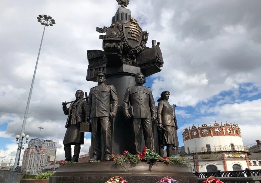 Памятник антигитлеровской коалиции поклонная гора. Памятник русь на поклонной горе. Памятник на поклонной горе в борьбе против фашизма. Дубосеково 28 панфиловцев. Памятник воинам дальней авиации в москве.