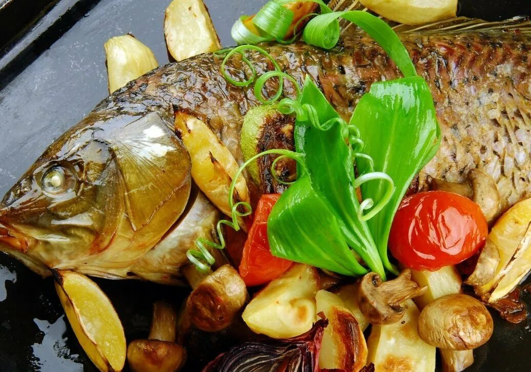 Рецепт карп с овощами. Рыбные блюда. карп с овощами. рыба запеченная с овощами. запеченный карп.