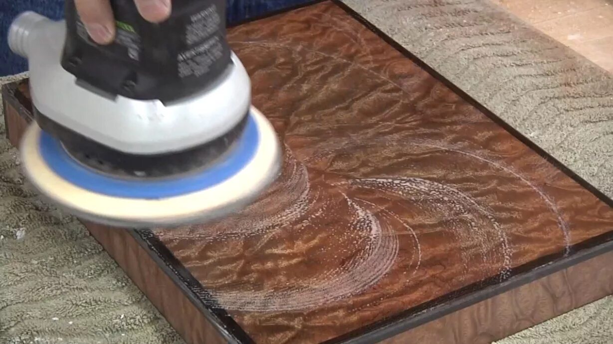 Реставрация полировки. Восстановление древесины. Реставратор мебели из дерева. Полированное покрытие дерева. Полировка стола из дерева.