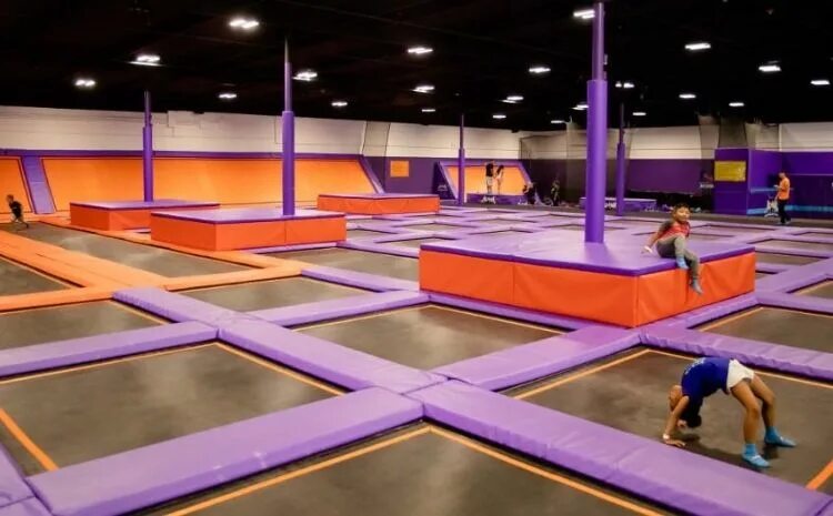 Батут адреналин. Jumper Trampoline Park Белосток. Аттракцион батут. Вэйпарк батуты. Батут фон.