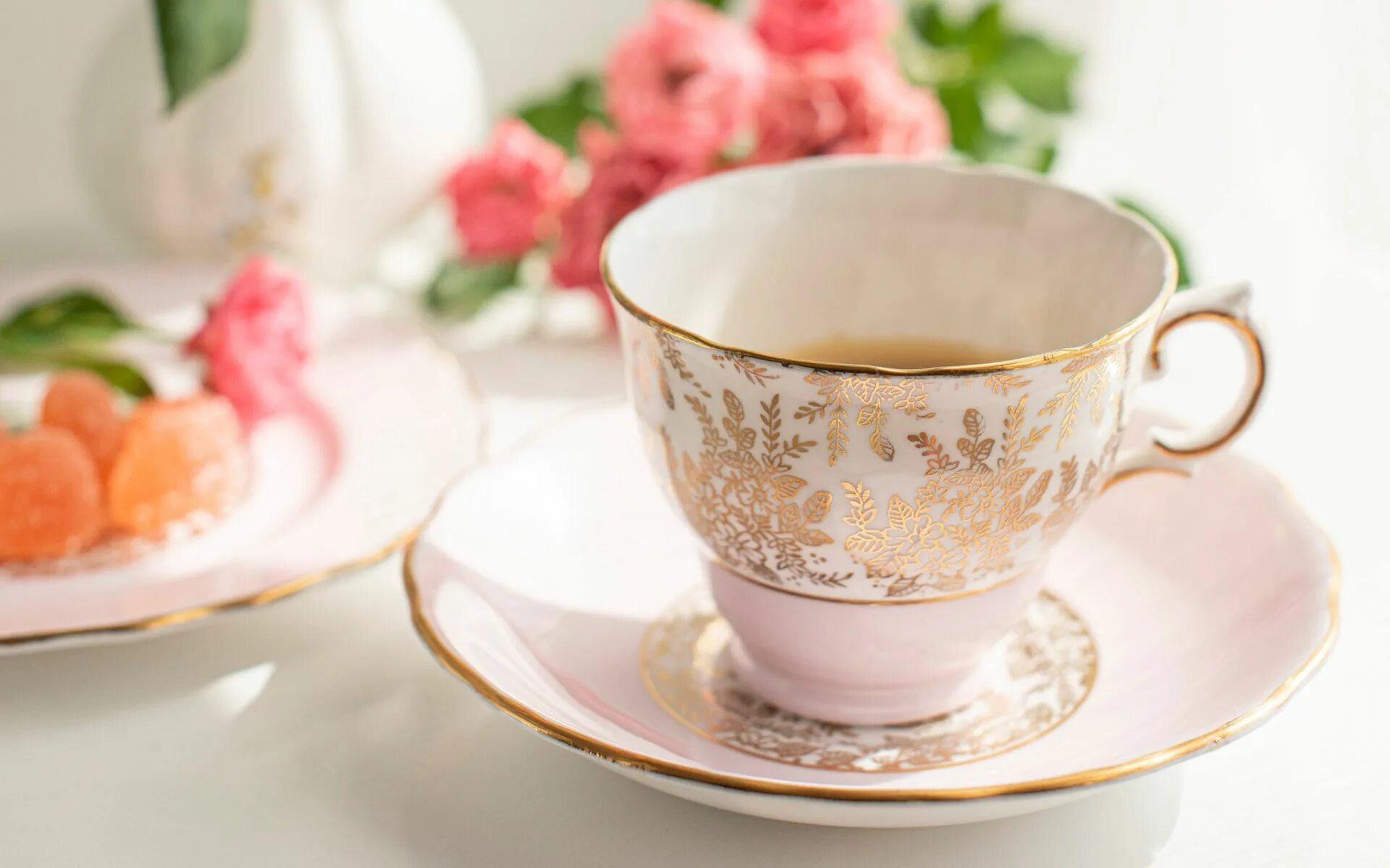 Красивые чашки. Красивые чашки для чая. Кружки для чая красивые фарфоровые. Нежная фарфоровая чашка. Песня нежная чае