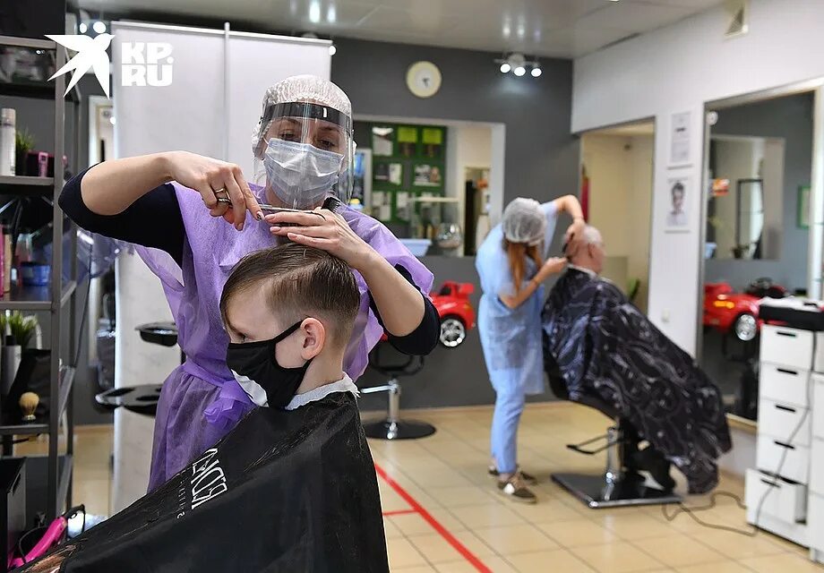 Профессия парикмахер колорист. Мужская стрижка в салоне. Девушка парикмахер. Мужские стрижки. Парикмахер мурин.