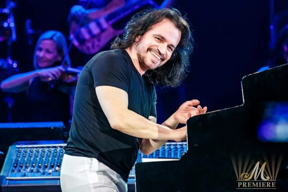 Янни хрисомаллис концерт. Янни хрисомаллис. Yanni композитор. Yanni 2006 музыканты.