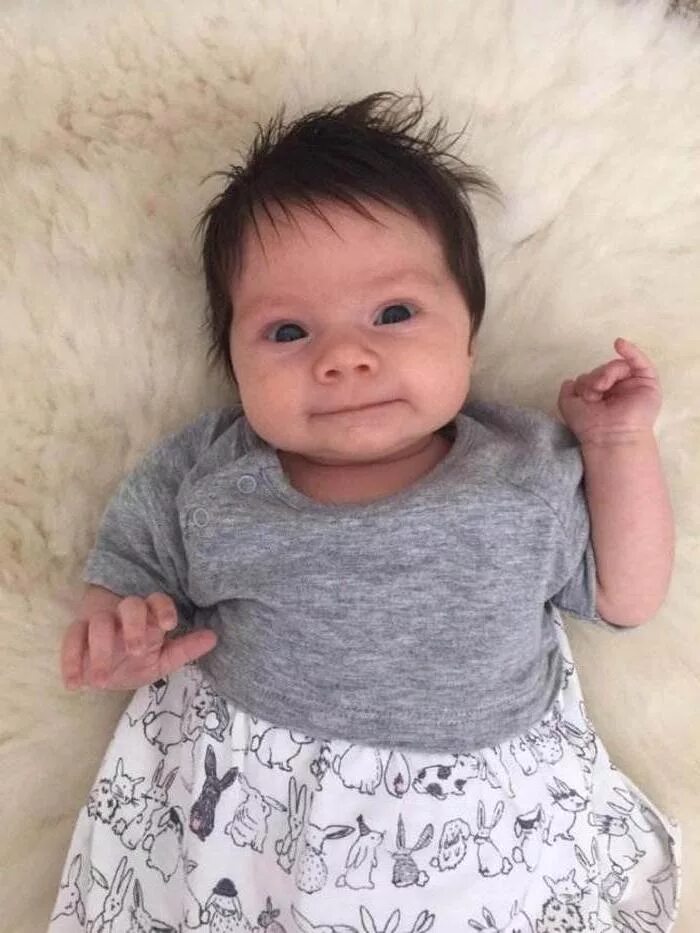 Новорожденный ребенок с волосами. Младенец с длинными волосами. Новорожденные с волосами. Дети рождаются с волосами. Прически младенцев.