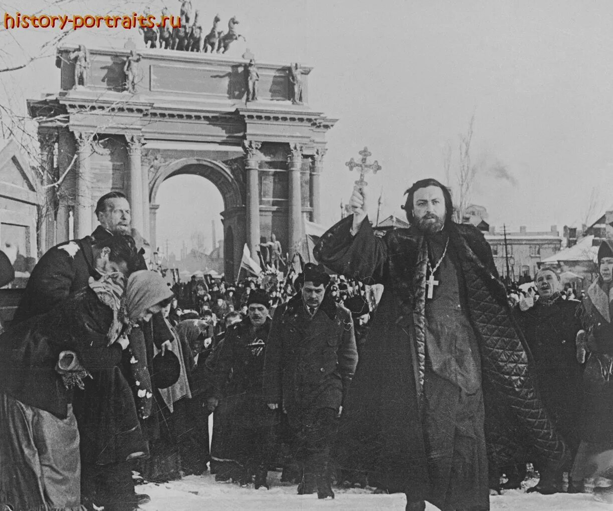 Фото 1905 год революция. Гапон 9 января 1905. Кровавое воскресенье 1905 Гапон. Кровавое воскресенье 1905 поп Гапон.