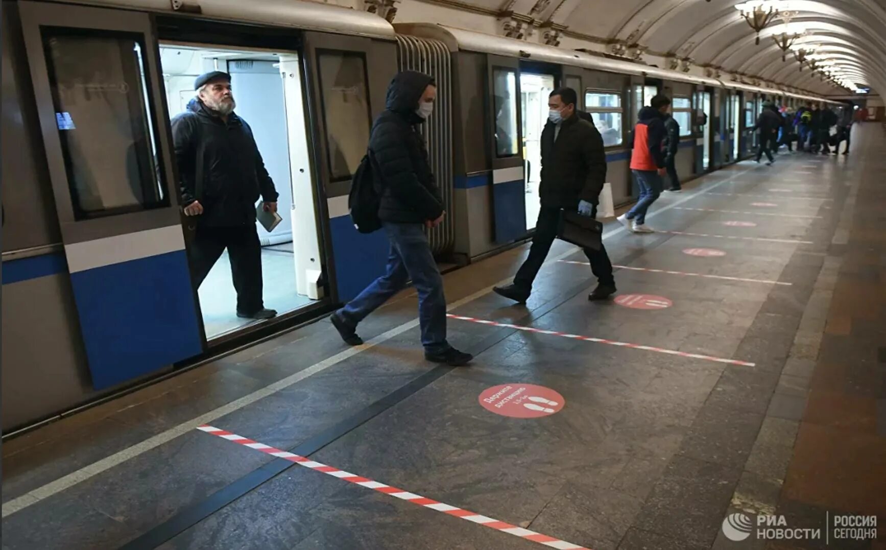 Разметка в метро. Пассажиры метро Москвы. Разметка метро Москва. Дистанция в метро.