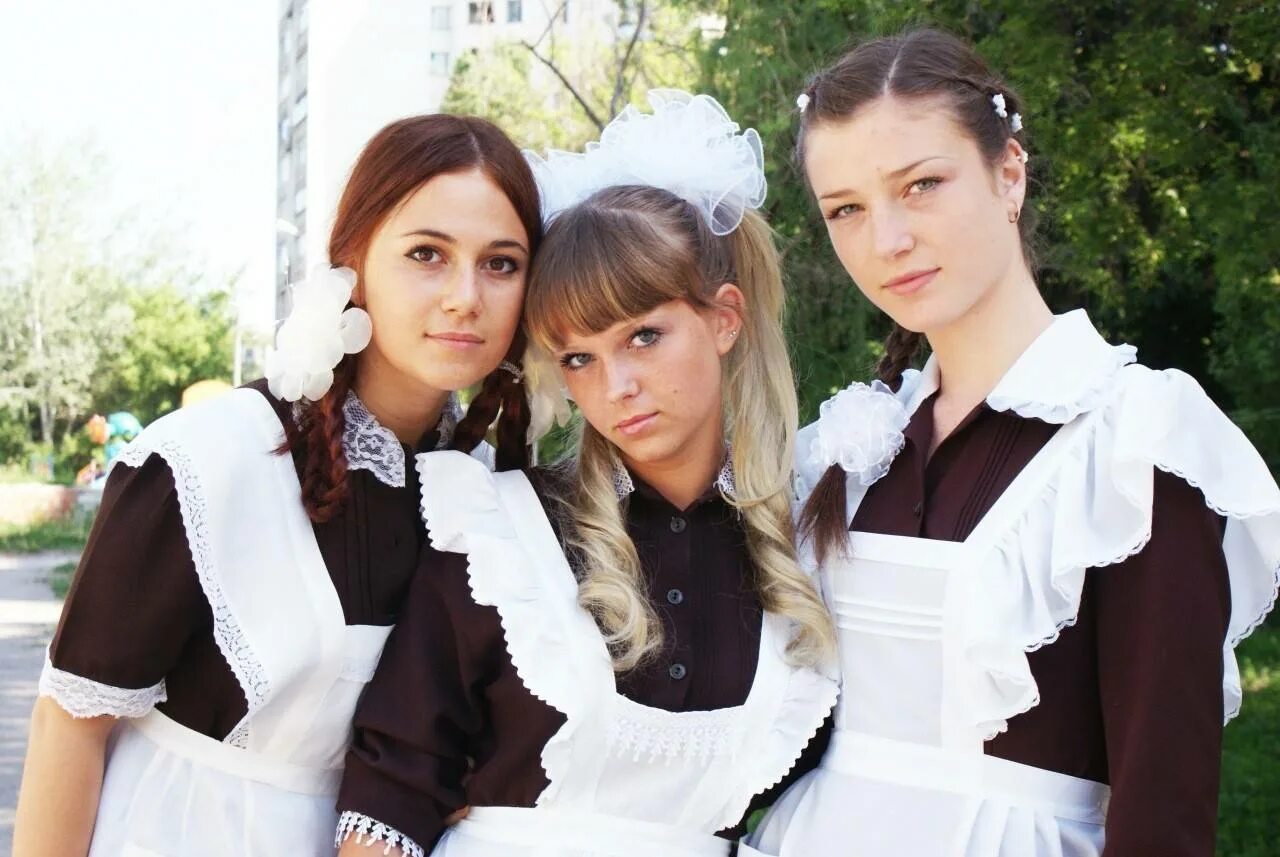 Красивые выпускницы в школьной. Прическа на последний звонок. Прически на последний звонок с бантами. Выпускницы с бантами