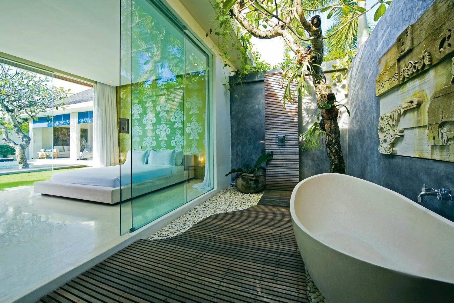 Ванна на улице на Бали. Ванна на вилле. Вилла в балийском стиле. Ванная в тропическом стиле.