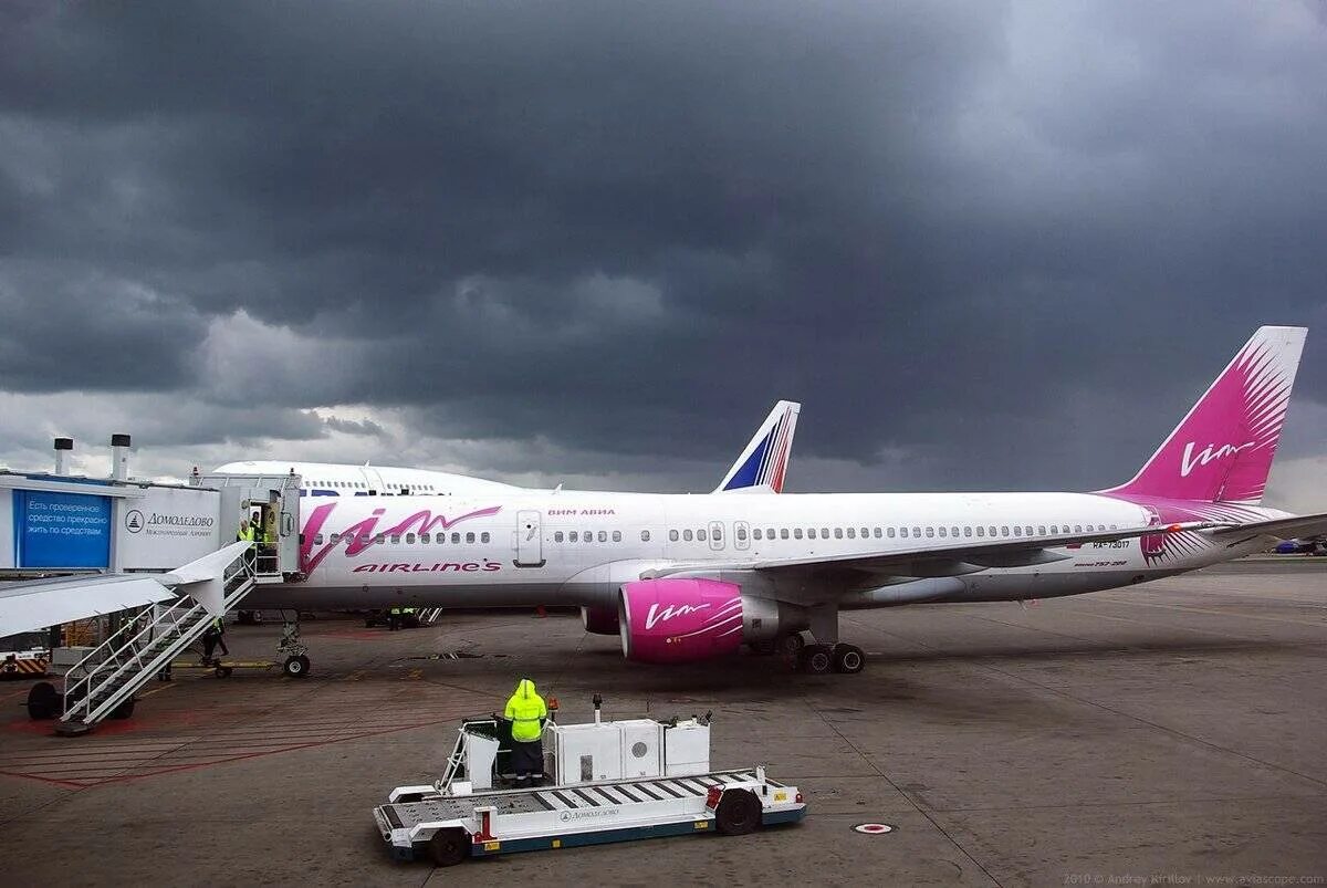 Москва екатеринбург домодедово. 757 200 вим авиа. boeing 757 vim avia. вим авиа боинг 747. аэропорт домодедово боинг 757.