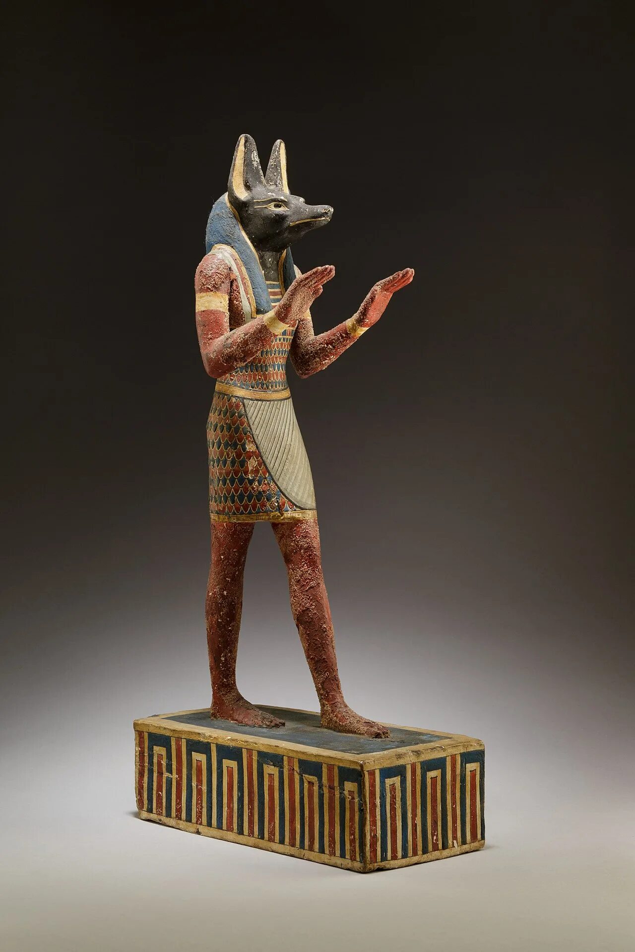 3 боги египта. Египетский Бог Анубис ста. Статуя Анубиса в Египте. Скульптуры богов древней Египта Анубис. Древний Египет статуэтка Анубиса.