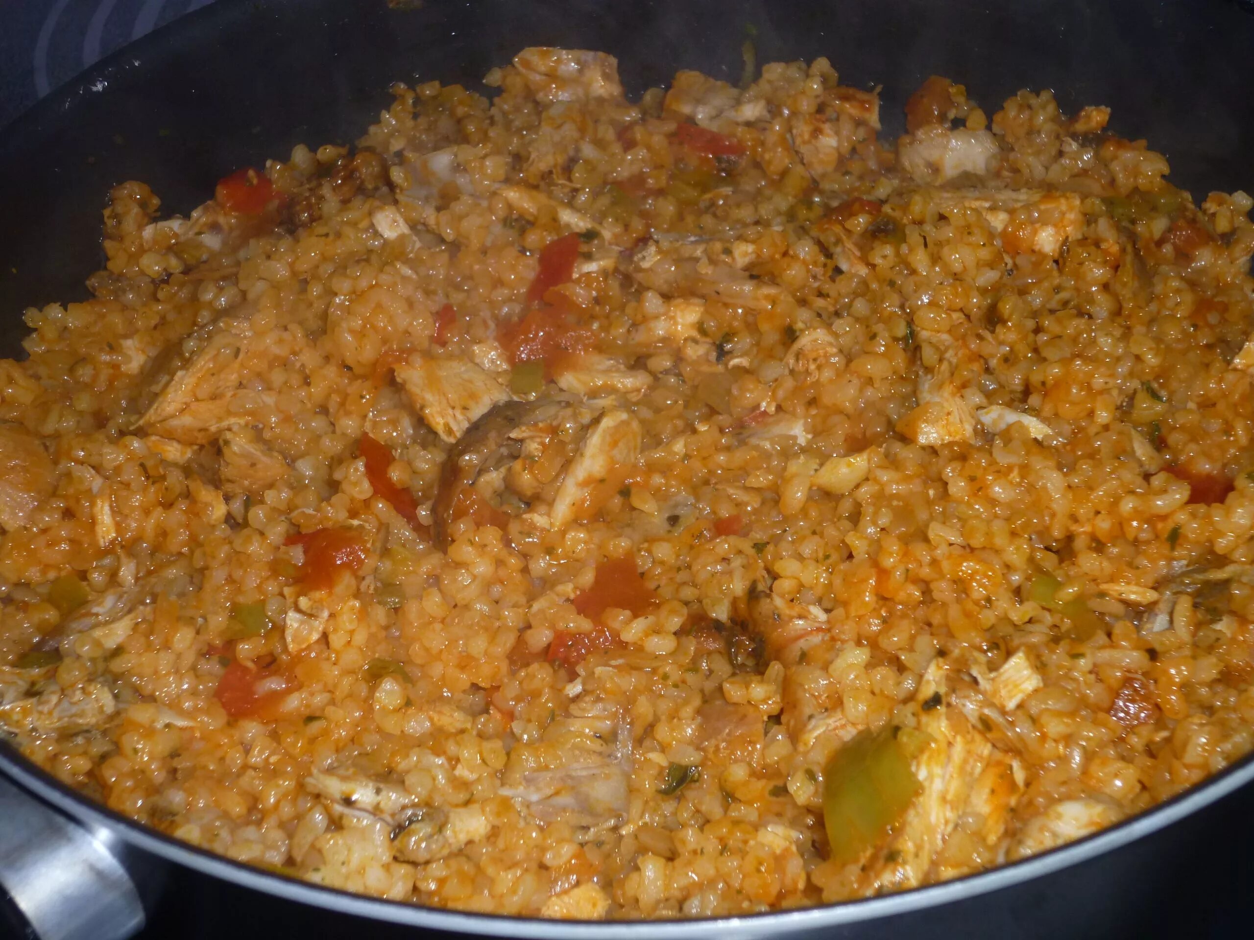 Плов с рисом и гречкой. Плов. плов из пшеничной крупы. плов из пшеничной крупы с мясом. плов из пшеничной крупы с курицей.